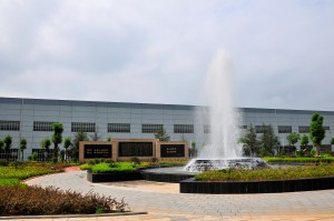 長沙電機廠-位于公司辦公區的綠化廣場，中間位噴泉