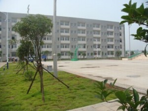 長沙電機廠有限公司-員工宿舍，前面是籃球場